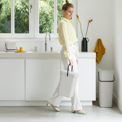 Brabantia Sort & Go Abfalleimer mit Deckel 12 L (grau), platzsparender Pfandsammler mit Griff, abnehmbarer, feststellbarer Deckel, leicht zu reinigender großer Mülleimer ohne Ecken und Ränder