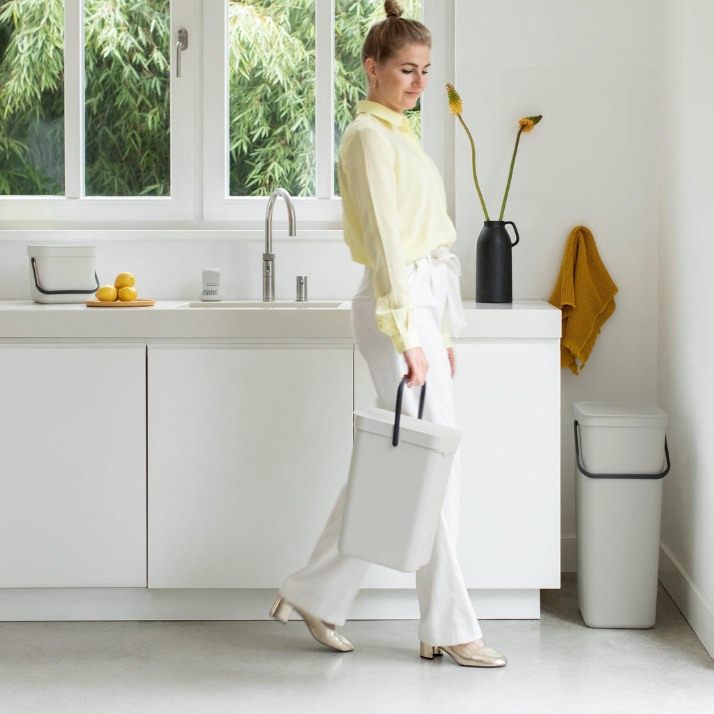 Brabantia Sort & Go Abfalleimer mit Deckel 12 L (grau), platzsparender Pfandsammler mit Griff, abnehmbarer, feststellbarer Deckel, leicht zu reinigender großer Mülleimer ohne Ecken und Ränder