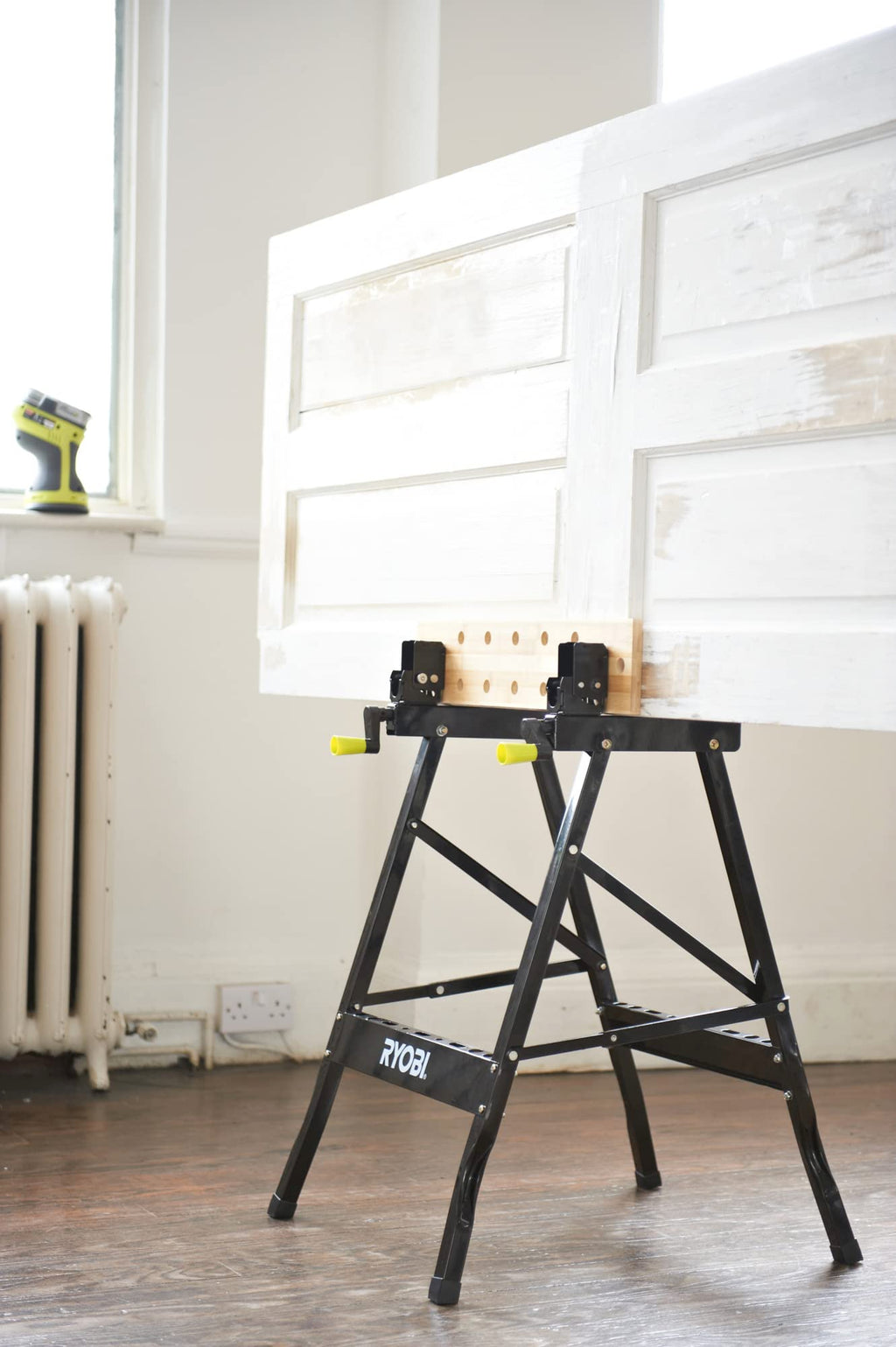 RYOBI Klappbare Werkbank RWB02 – Mobile Bambus-Werkbank mit Spannsystem, schwenkbaren Spannplatten & Maßskala – Tragbare DIY Arbeitsbank für Werkstatt, Garage & Heimwerker