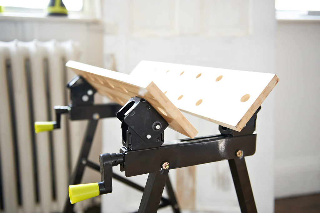 RYOBI Klappbare Werkbank RWB02 – Mobile Bambus-Werkbank mit Spannsystem, schwenkbaren Spannplatten & Maßskala – Tragbare DIY Arbeitsbank für Werkstatt, Garage & Heimwerker