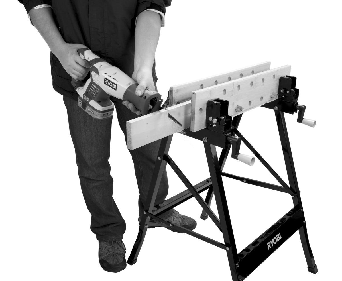 RYOBI Klappbare Werkbank RWB02 – Mobile Bambus-Werkbank mit Spannsystem, schwenkbaren Spannplatten & Maßskala – Tragbare DIY Arbeitsbank für Werkstatt, Garage & Heimwerker