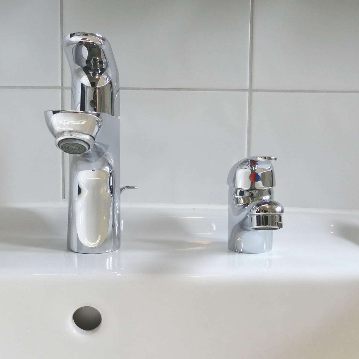 Cornat Waschtisch-Einhebelarmatur "Piccolo" - Verchromter Messingkörper - Niedrige Auslaufhöhe - Mit Ablaufgarnitur / Wasserhahn fürs Bad / Waschbecken-Armatur / Badarmatur / SA840