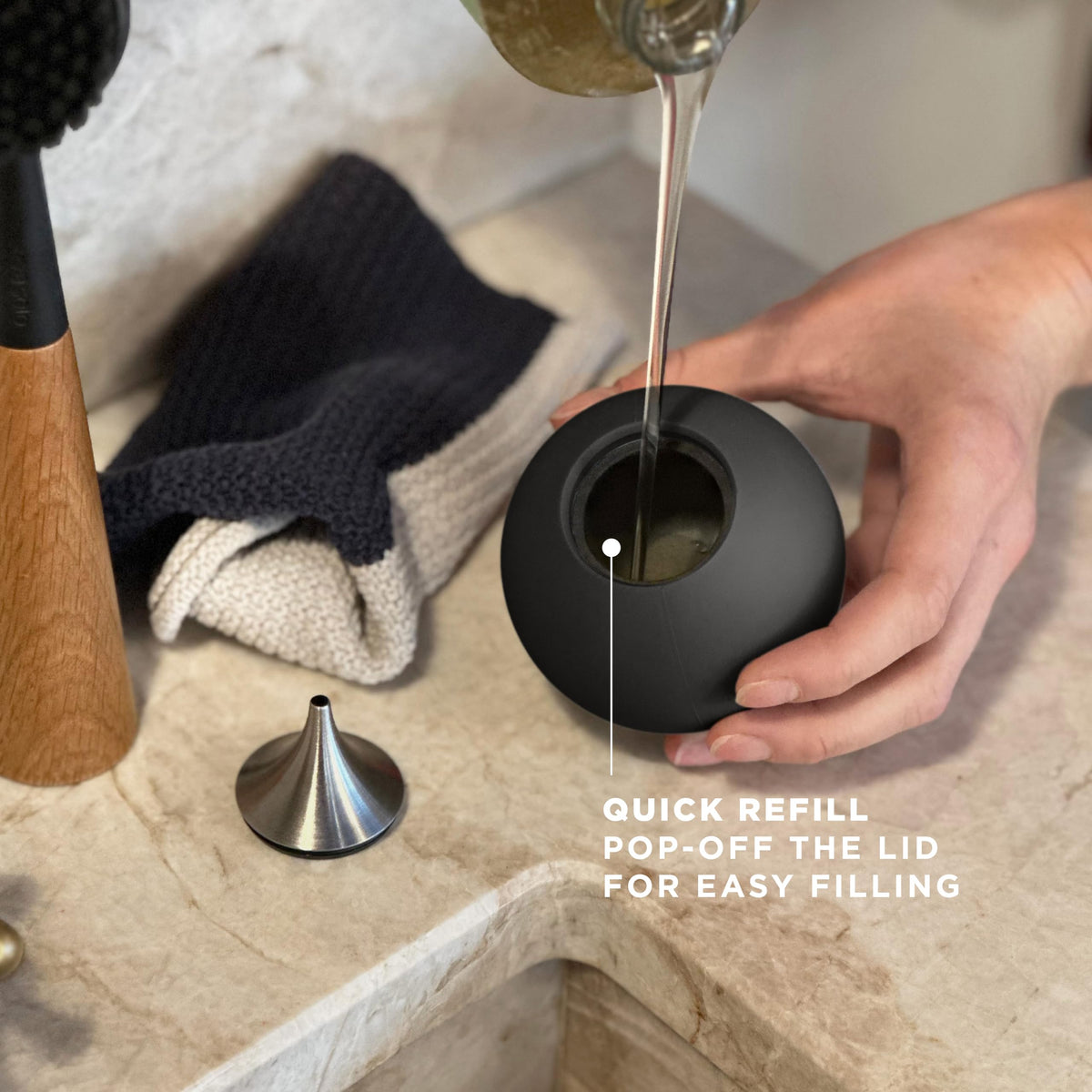 EVA SOLO | Seifenspender | Silikon mit Edelstahlauslauf für Küchengeschirr oder Handseife | Dänisches Design, Funktionalität und Qualität | Schwarz