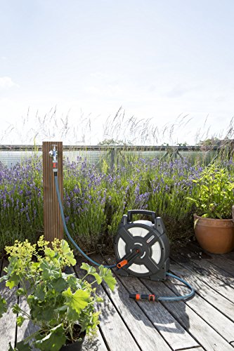 Gardena city gardening Terrassen-Schlauchbox 10 m: Schlauchrolle mit 10 m Schlauch, einklappbare Kurbel und Griff, platzsparende Aufbewahrung, für Terrasse und Garten (18400-20)