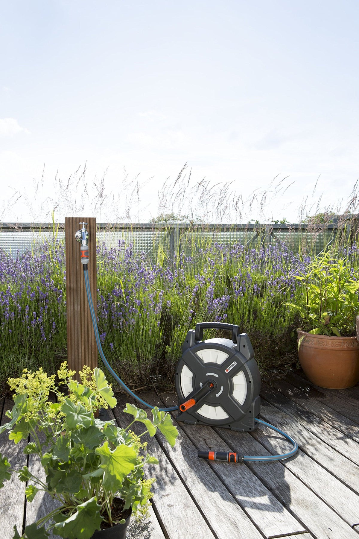 Gardena city gardening Terrassen-Schlauchbox 10 m: Schlauchrolle mit 10 m Schlauch, einklappbare Kurbel und Griff, platzsparende Aufbewahrung, für Terrasse und Garten (18400-20)