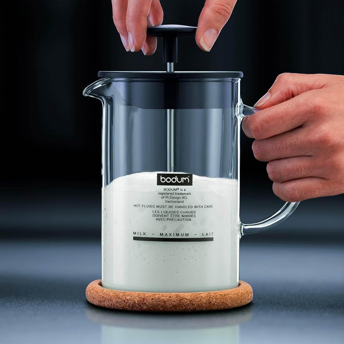 Bodum 1446-01 Milchschäumer mit Glasgriff Latteo, schwarz, H 18cm, B 15,6cm, L 10cm