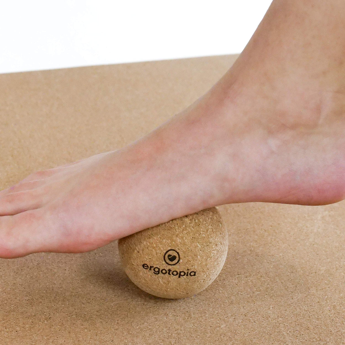 Ergotopia Faszienball aus antibakteriellem & langlebigem Kork, umweltfreundlicher Massageball zur gezielten Selbstmassage von Triggerpunkten & Verspannungen