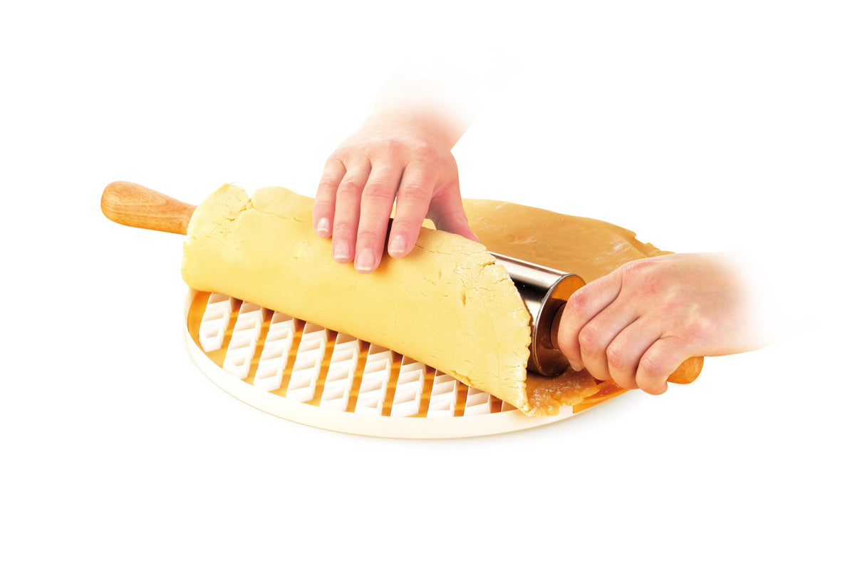 Tescoma DELICIA Gitterstanze rund 30 cm für Teigdekoration aus Kunststoff zum Ausstanzen von Gittern für Obstkuchen Torten und Blätterteig geeignet für süße und herzhafte Rezepte