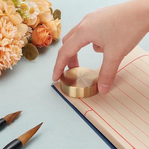 PH PandaHall Runder Block Briefbeschwerer Chinesischer Kalligraphie Briefbeschwerer Messing Goldener Papierbeschwerer Hält Papier Flach Für Den Schreibtisch Zuhause Büro Frühlingsfest 5x1.5cm