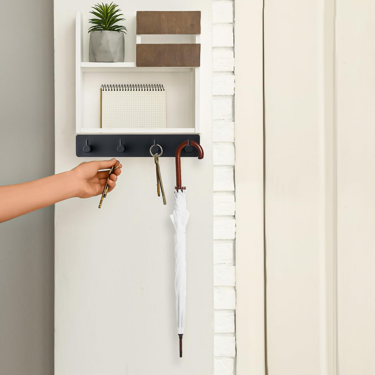 Schlüsselhalter Wand Schwarz Metall mit 4 Haken, modernes Schlüsselbrett klein aus Metall, Enthält 2 selbstklebende Bänder, schlüsselaufhänger & key holder wall für Flur Eingang Haustür Küche Büro