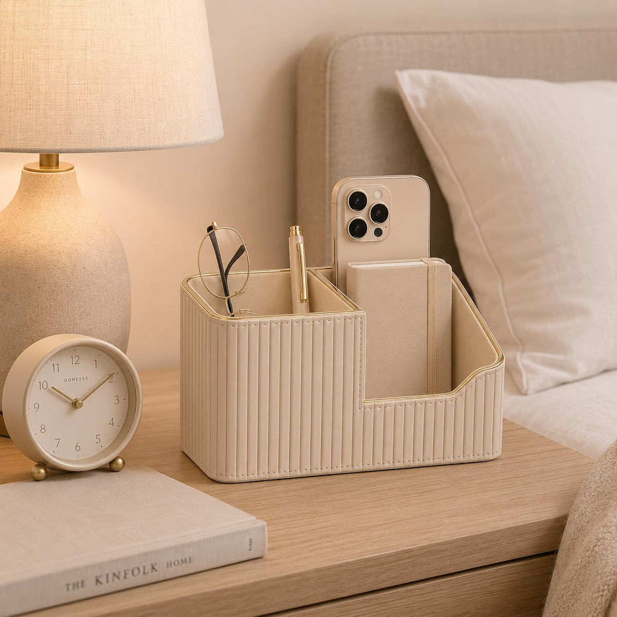 KINGFOM Stifteköcher Stifte Organizer, PU Leder Stiftehalter Schreibtisch Stiftebox Stifteköcher für Büro/Zuhause, Multifunktionale Fernbedienung Halterung (Beige)