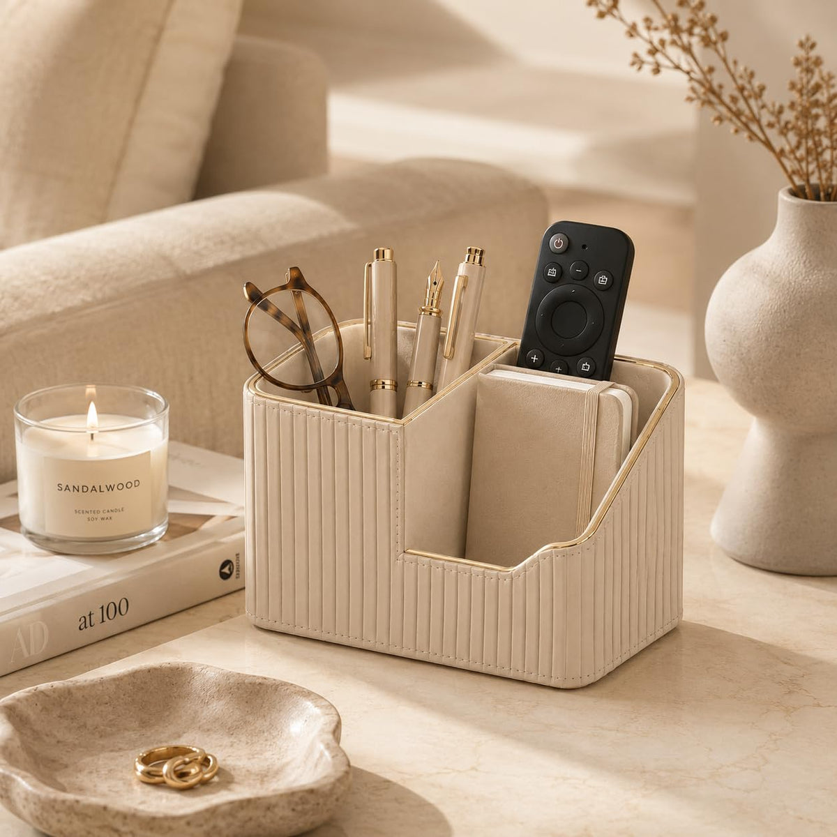KINGFOM Stifteköcher Stifte Organizer, PU Leder Stiftehalter Schreibtisch Stiftebox Stifteköcher für Büro/Zuhause, Multifunktionale Fernbedienung Halterung (Beige)