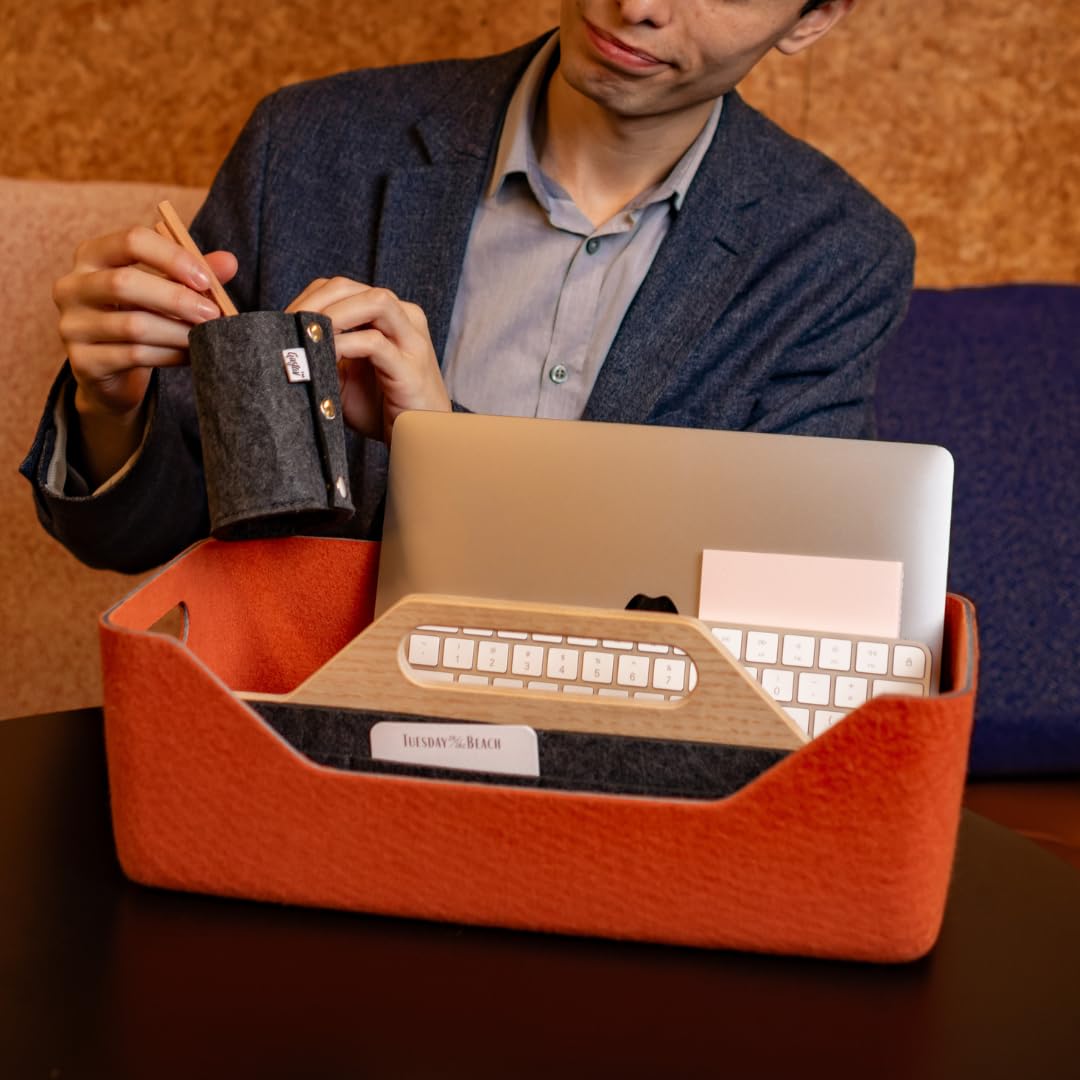 Gustav Loop – Mobiler Desk Organizer & Filztasche für Teams, Büros & Home Office | Spind Organizer aus recycelten Flaschen mit Eichenholz | Für flexibles Arbeiten & Desk Sharing (Ziegelrot)