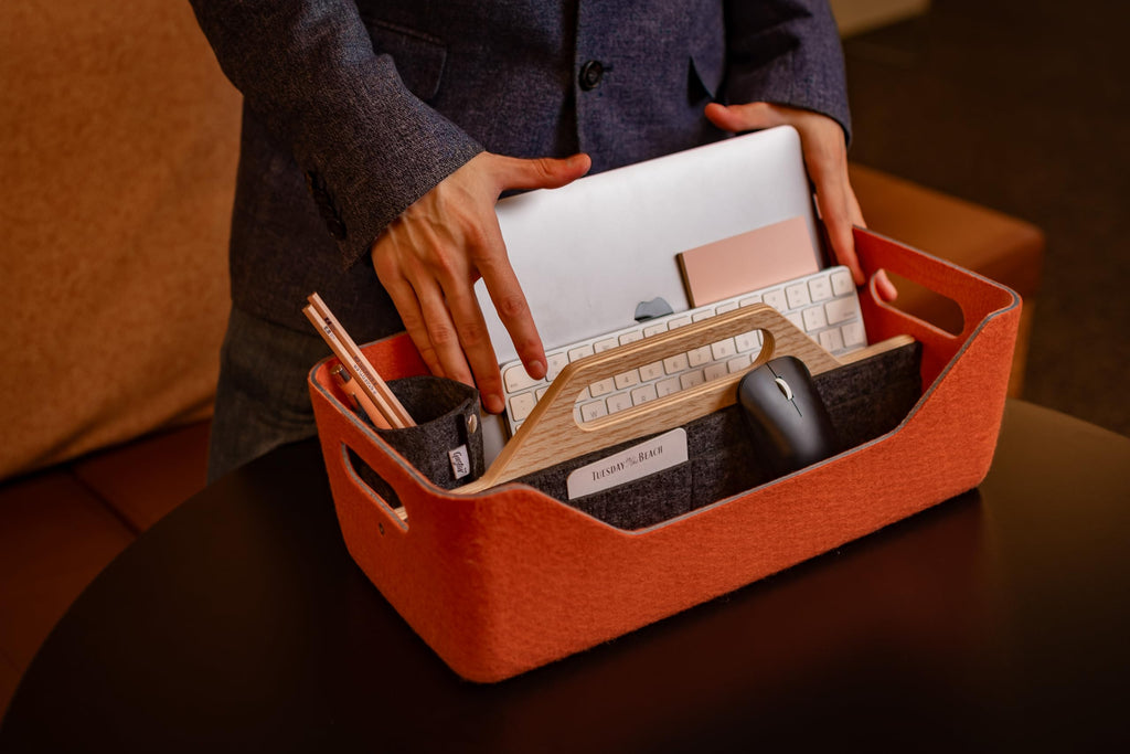 Gustav Loop – Mobiler Desk Organizer & Filztasche für Teams, Büros & Home Office | Spind Organizer aus recycelten Flaschen mit Eichenholz | Für flexibles Arbeiten & Desk Sharing (Ziegelrot)