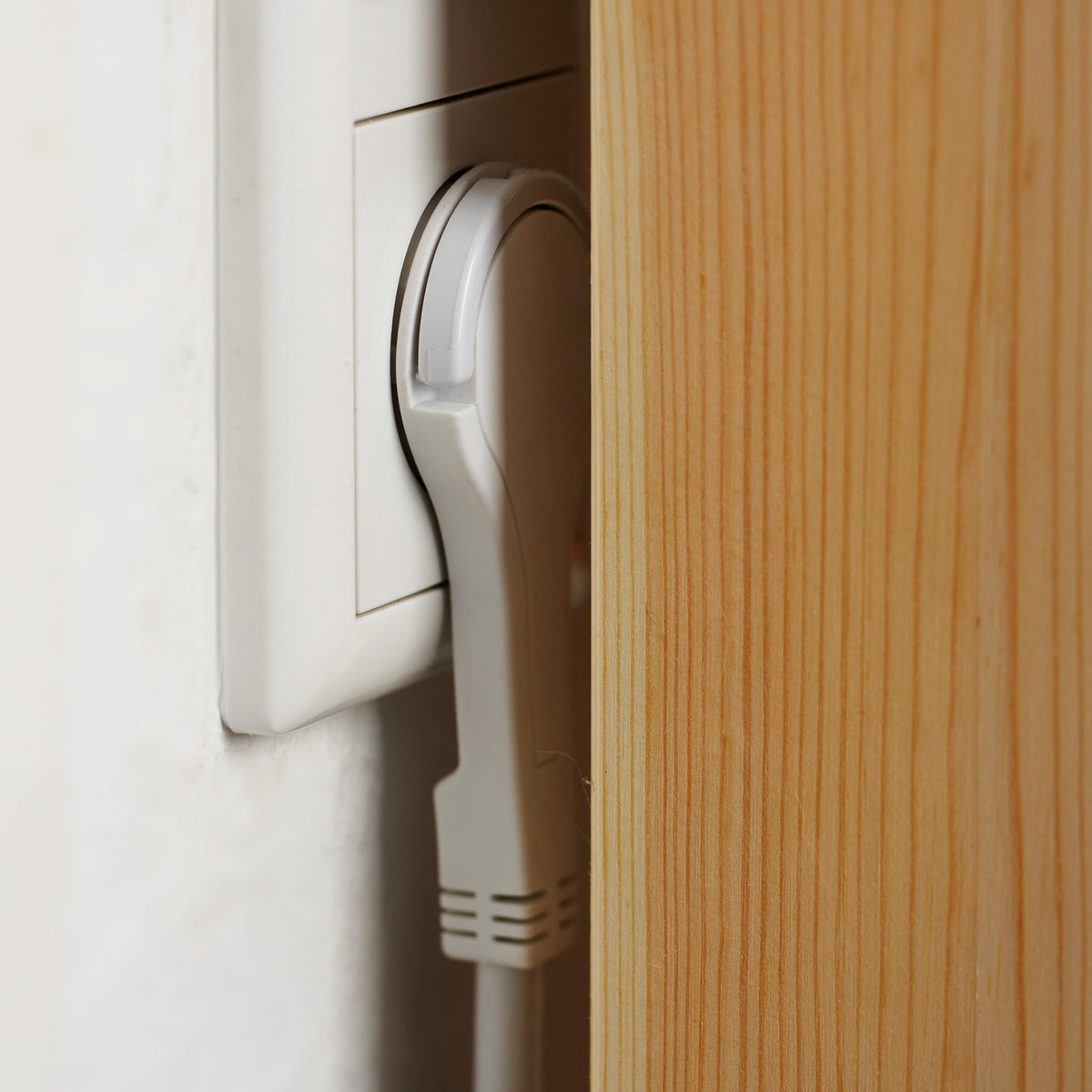 Meister Steckdosenleiste 3-fach - Extraflacher Stecker - 2 m Kabel - weiß - IP20 Innenbereich - Beleuchteter Schalter / Mehrfachsteckdose / Steckerleiste mit Flachstecker / 7430190