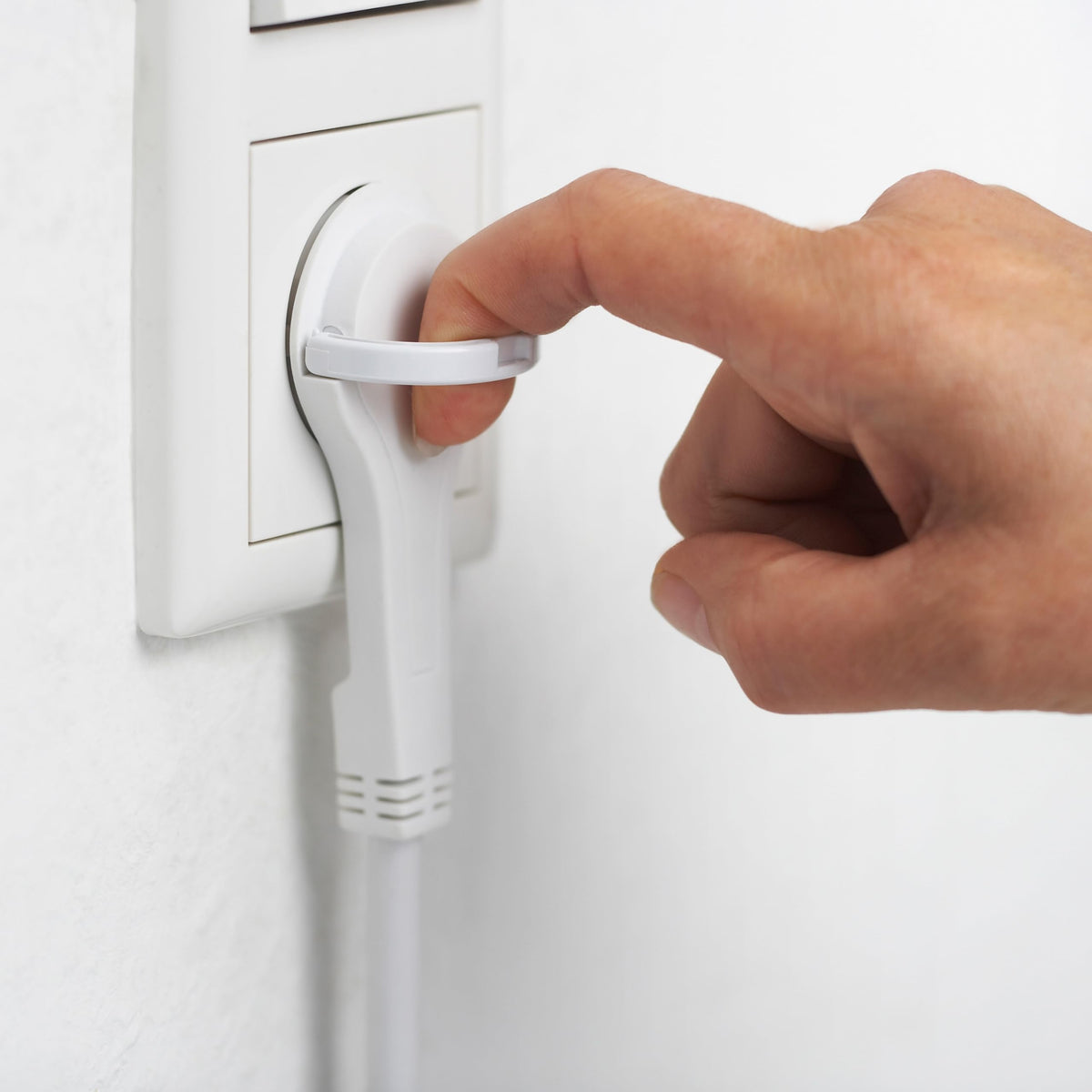 Meister Steckdosenleiste 3-fach - Extraflacher Stecker - 2 m Kabel - weiß - IP20 Innenbereich - Beleuchteter Schalter / Mehrfachsteckdose / Steckerleiste mit Flachstecker / 7430190