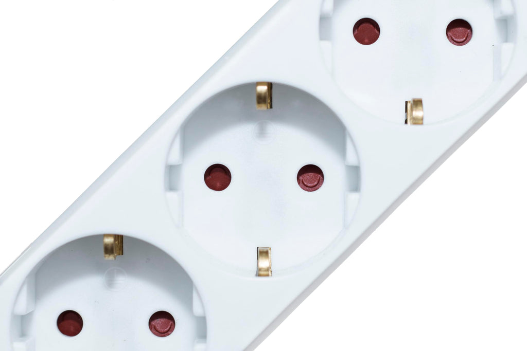 Meister Steckdosenleiste 3-fach - Extraflacher Stecker - 2 m Kabel - weiß - IP20 Innenbereich - Beleuchteter Schalter / Mehrfachsteckdose / Steckerleiste mit Flachstecker / 7430190