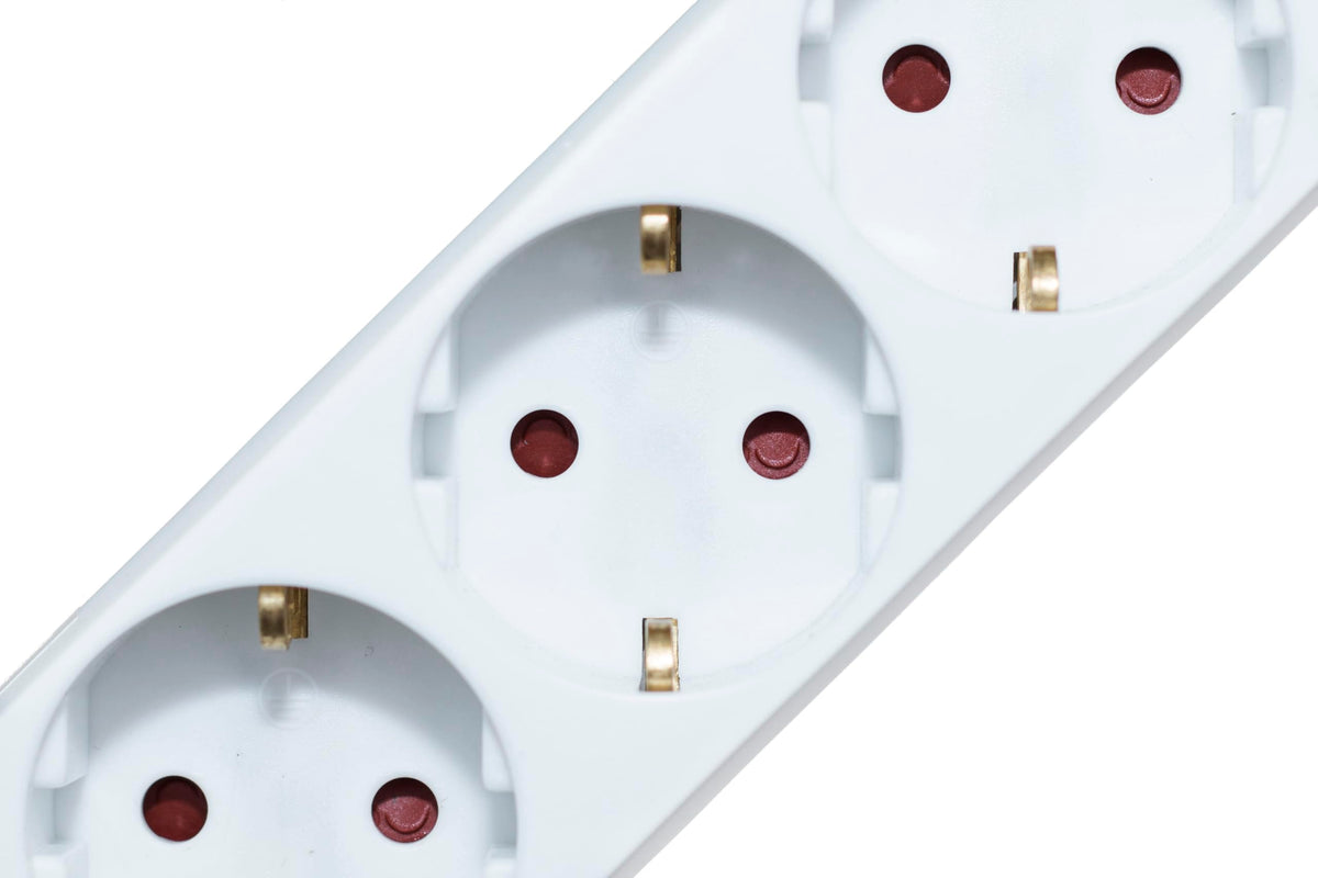 Meister Steckdosenleiste 3-fach - Extraflacher Stecker - 2 m Kabel - weiß - IP20 Innenbereich - Beleuchteter Schalter / Mehrfachsteckdose / Steckerleiste mit Flachstecker / 7430190