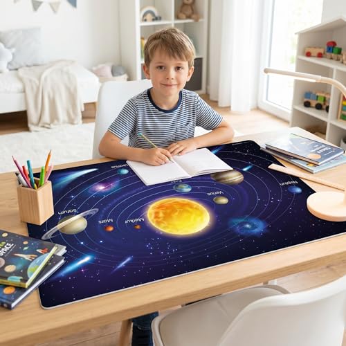 Die Original Schreibtischunterlage für Kinder – “Weltall Planeten im Sonnensystem“ – aus Premium Vinyl für ein ergonomisches Schreibgefühl – 60 x 40 cm – rutschfest und abwaschbar – Made in Germany