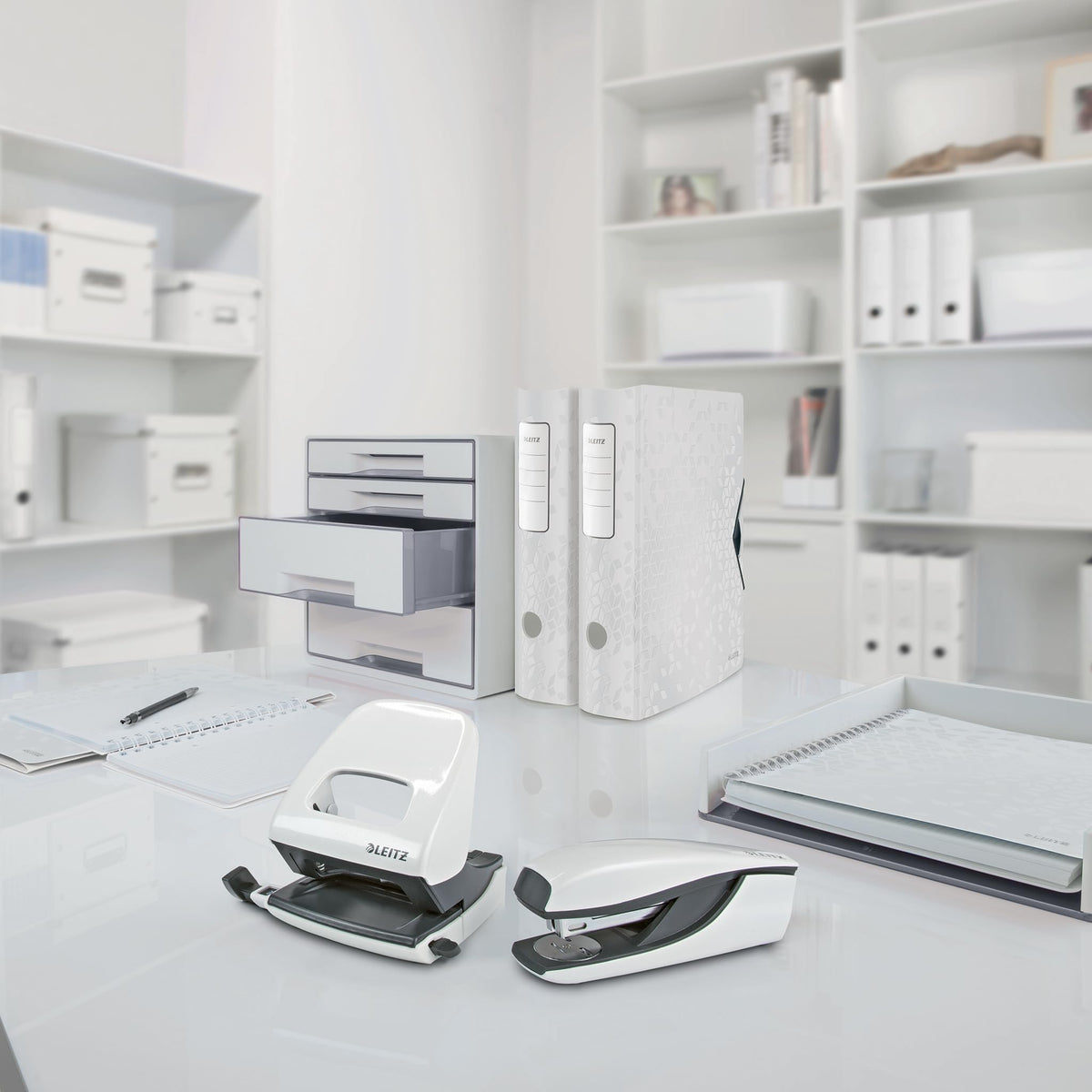 Leitz WOW Briefkorb, perlweiß /grau, 53611001