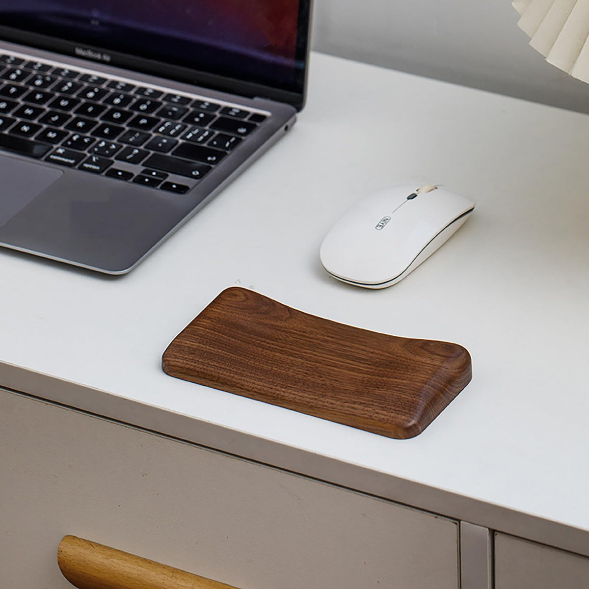 Handballenauflage Maus aus Premium Holz, Rutschfeste und Ergonomische Handgelenkauflage aus Schwarzem Walnussholz, für Büro und Gaming geeignet