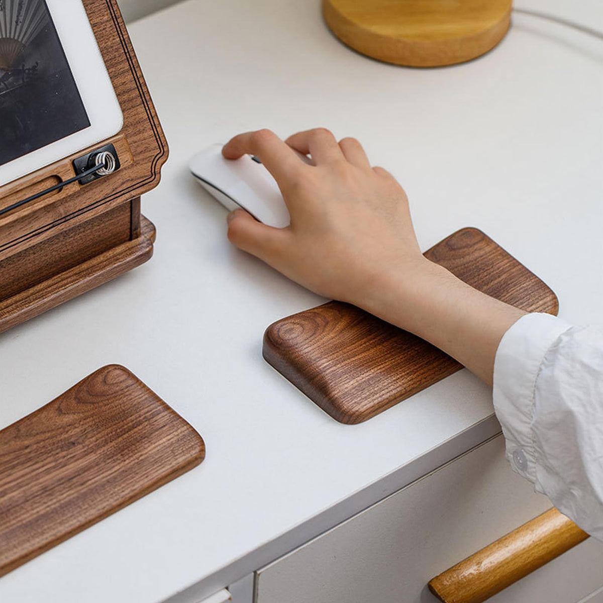 Handballenauflage Maus aus Premium Holz, Rutschfeste und Ergonomische Handgelenkauflage aus Schwarzem Walnussholz, für Büro und Gaming geeignet