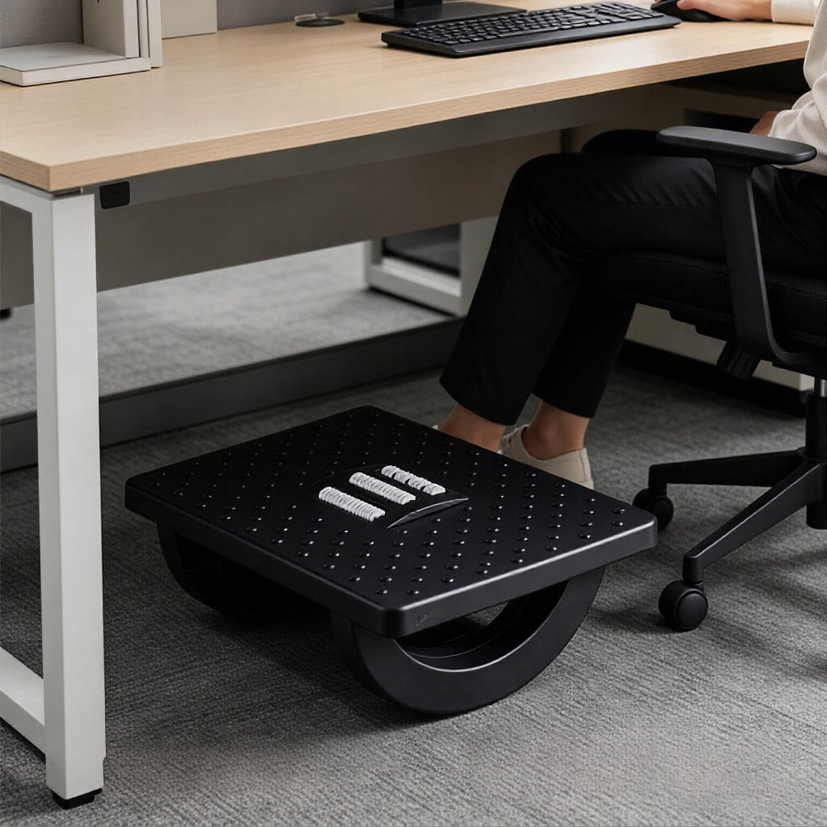 Fußstütze Schreibtisch, Fußablage Schreibtisch für den Schreibtisch mit Massagefunktion, rutschfeste Fußstütze für das Homeoffice, lindert Ermüdungserscheinungen in Beinen und Knien (Schwarz)