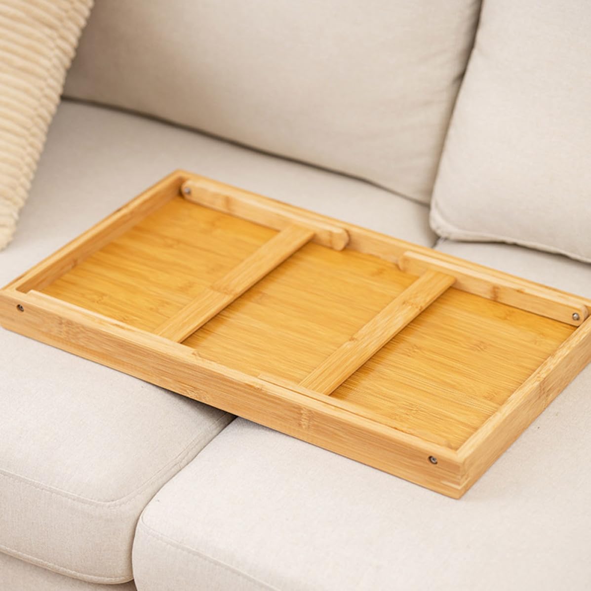 HOMSFOU Klappbarer Schoßschreibtisch aus Bambus Faltbarer Kleiner Tisch Beige Minimalistisch für Schlafzimmer Bett und Sofa Platzsparend Verstaubar