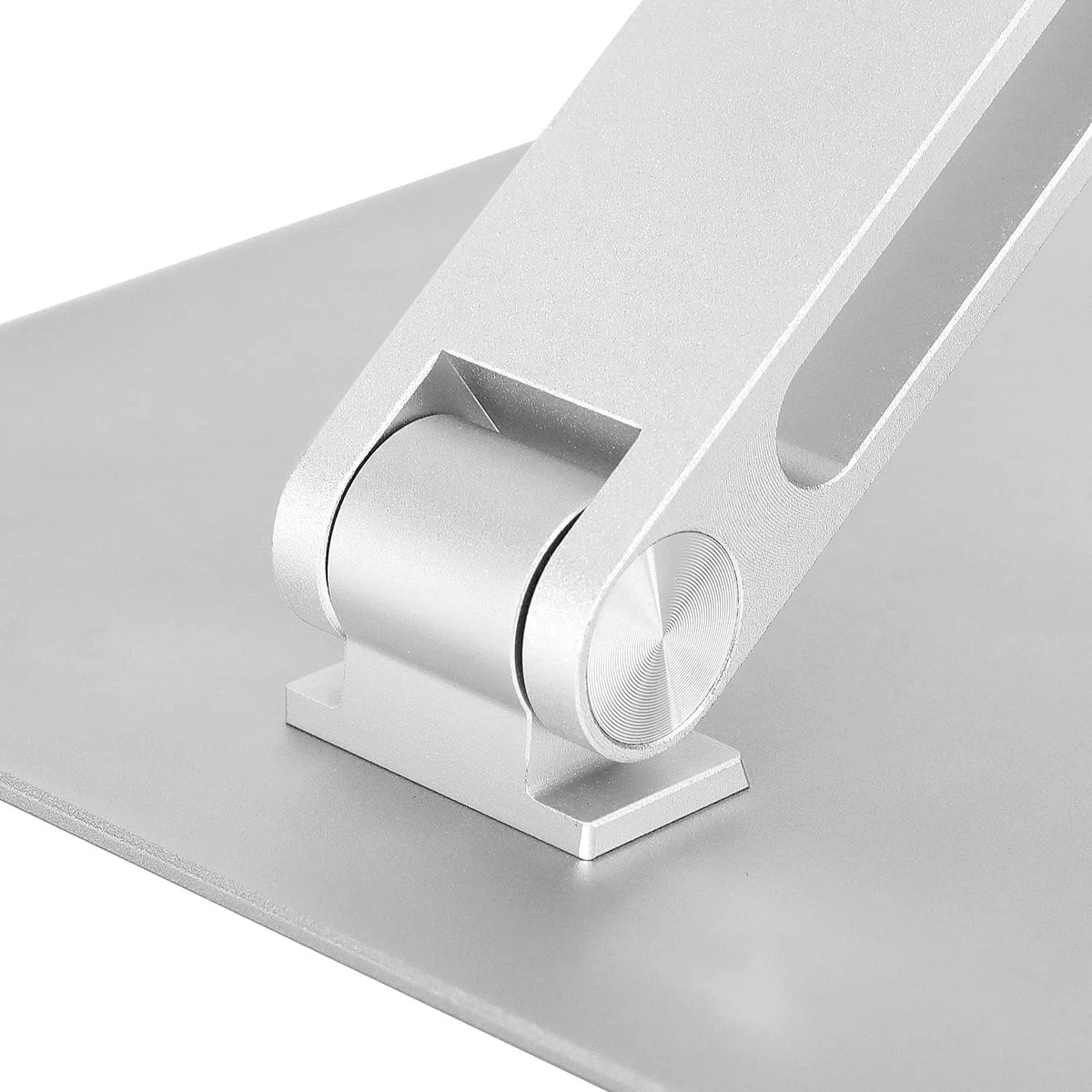 Amazon Basics Ergonomischer Laptopständer, Verstellbarer Neigungswinkel, Lüftungsöffnung, Stabile Scharniere, Passend für 10" (25,4cm) bis 17" (43,2cm) Laptops, Silber