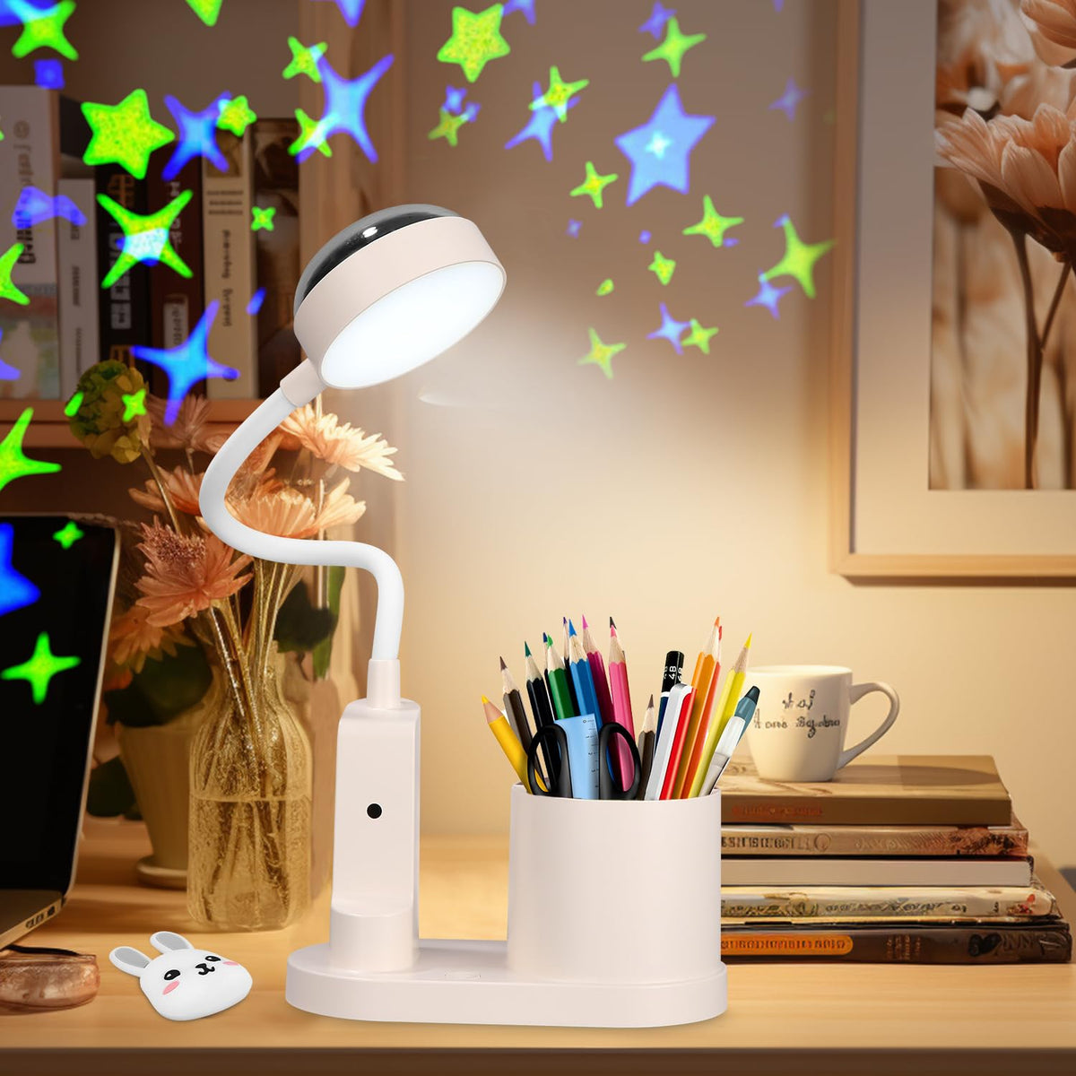 Schreibtischlampe Kinder, LED Dimmbar Tischlampe 3 Modus Deraufladbare Nachttischlampe, 360° Verstellbar Schwanenhals Leselampe mit Stern Projektion & Bleistifthalter für Schlafsaal Büro